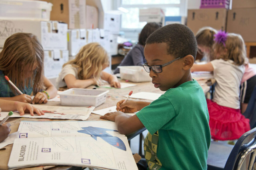 Kinder spielen gemeinsam